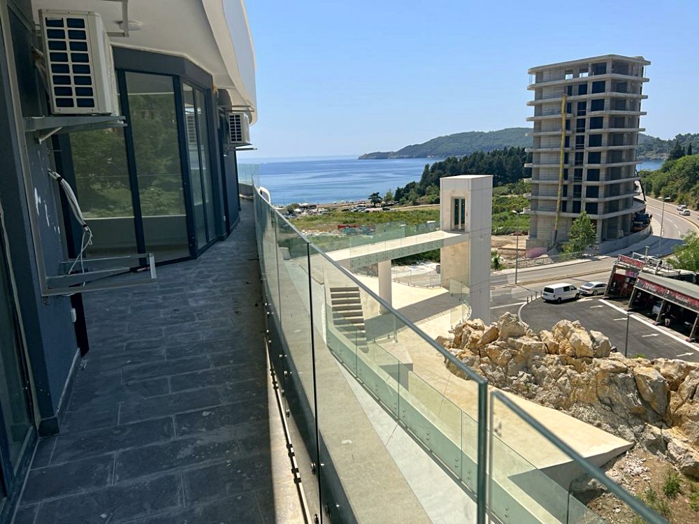 amforaproperty.com/Na prodaju jednosoban stan 37m2 sa pogledom na more u novom kompleksu Skyline Resort u Bečićima.